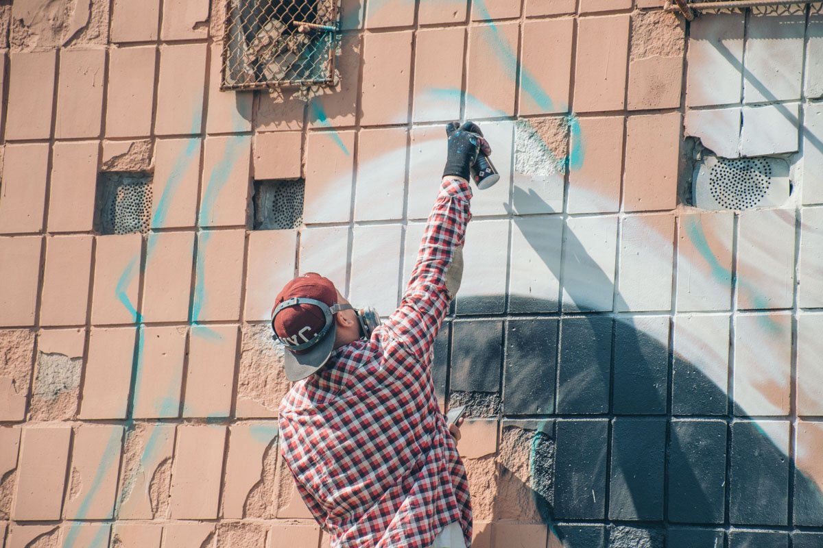 Художник Виталий Гидеван закончил работу над своим очередным граффити на улице Пражская