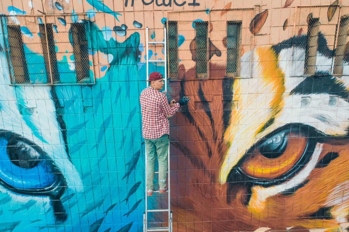 На этот раз Гидеван изобразил на стене тигра с глазами разного цвета