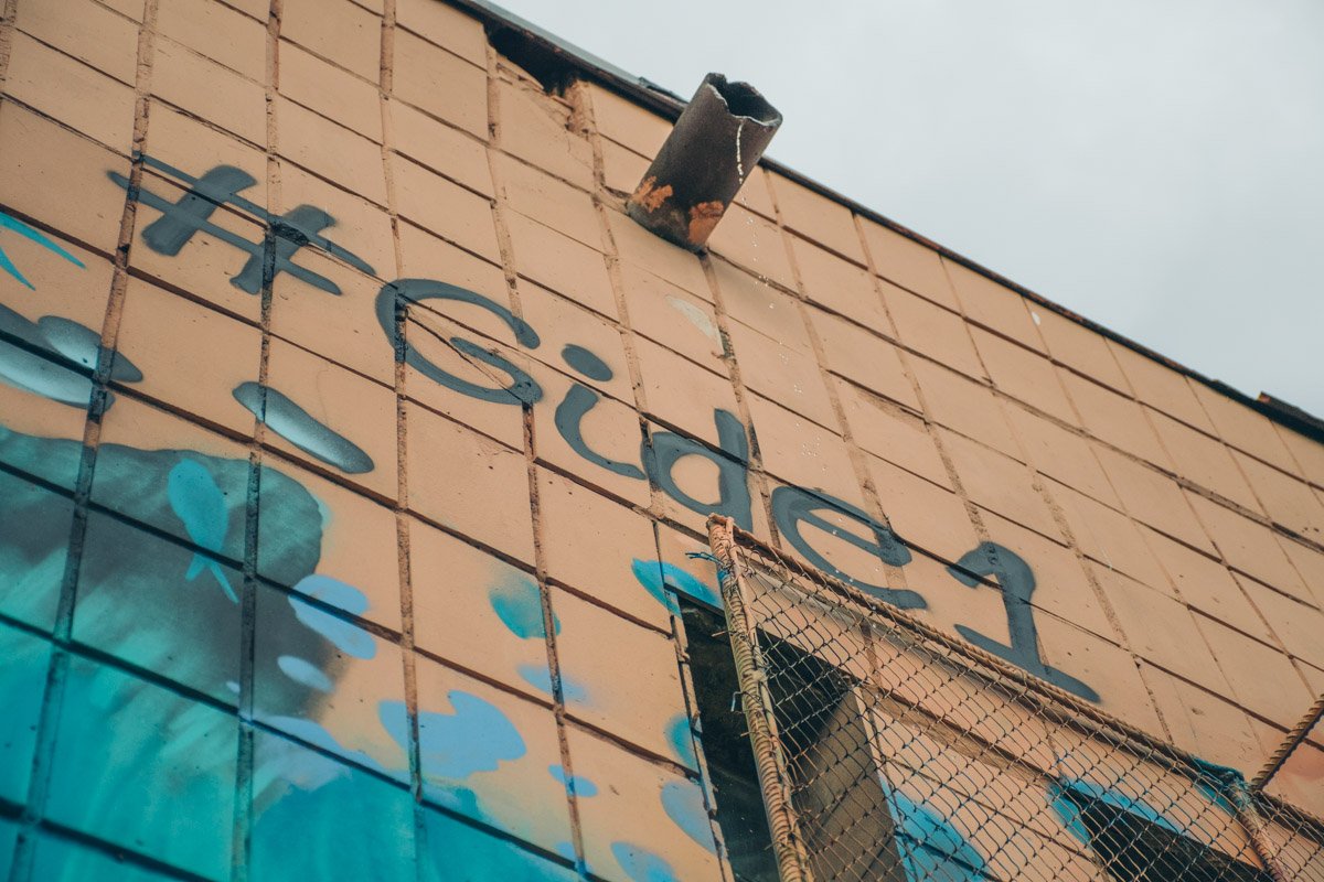 Художник также подписывает все свои работы, которые можно увидеть в Днепровском районе и на Оболони