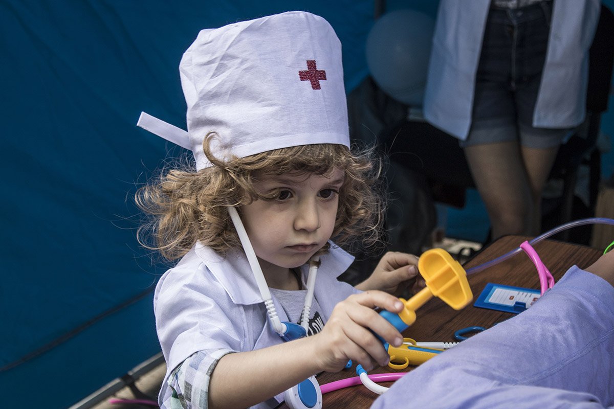 Самые маленькие гости могут переодеться в настоящих докторов и попробовать вылечить манекена