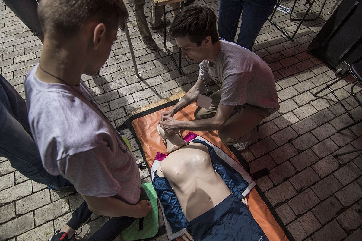 Тут учат оказывать первую помощь