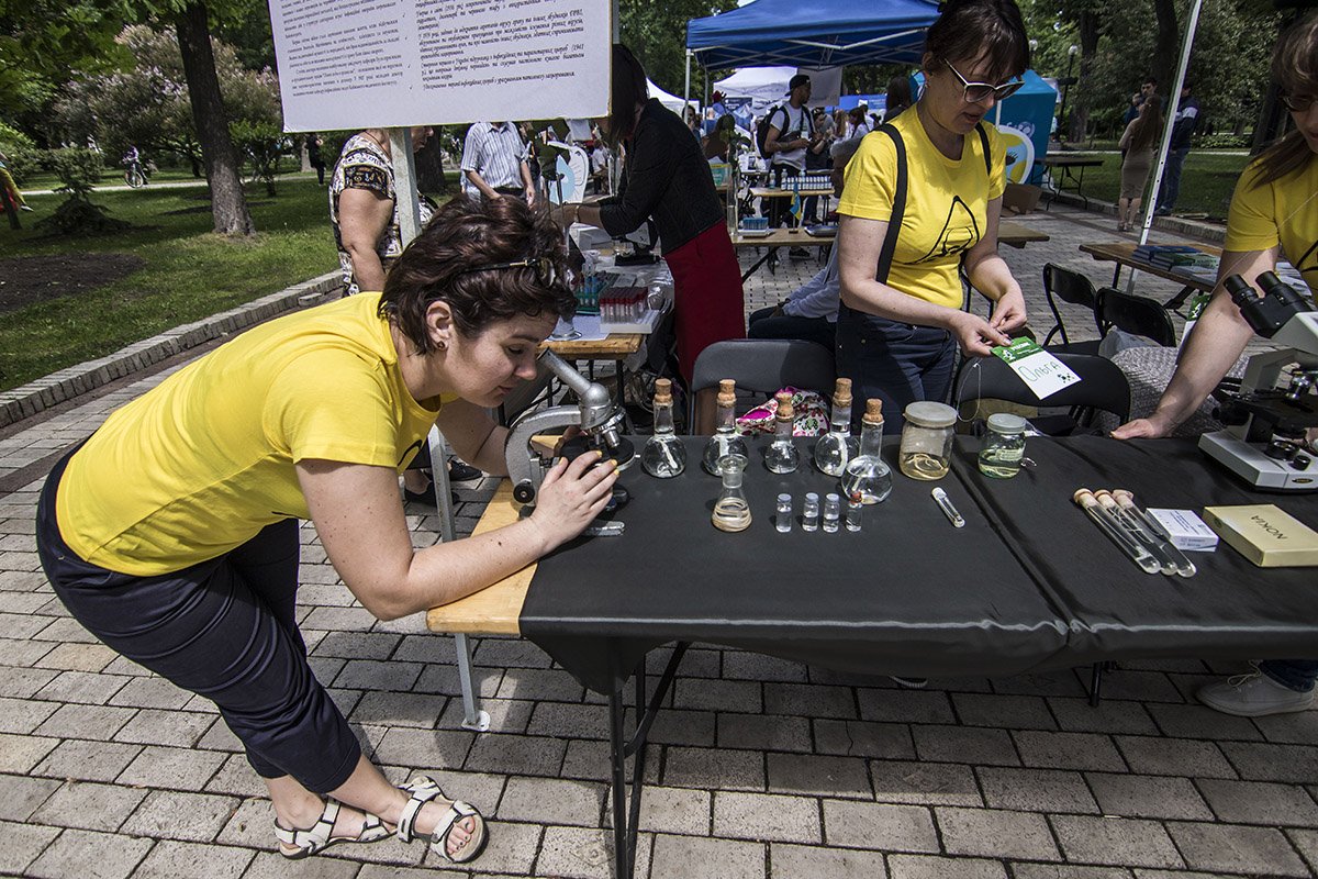 Можно рассмотреть разные вещества под микроскопом