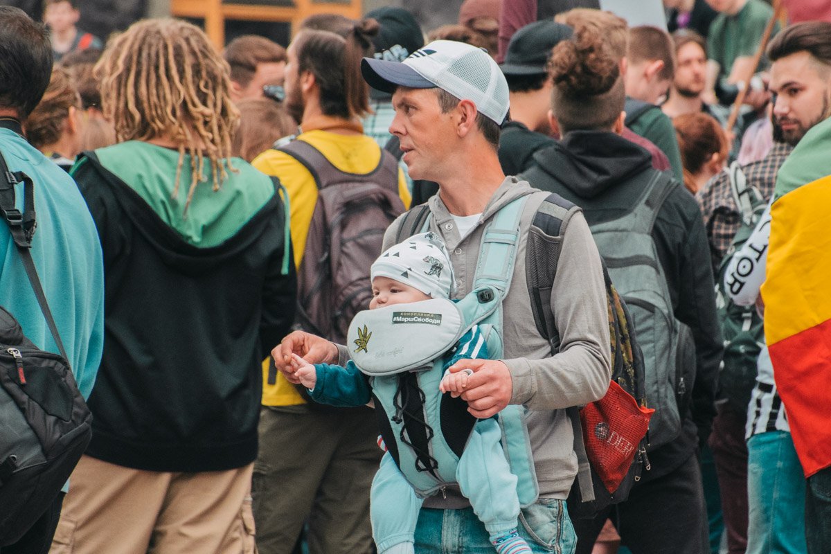 На марше собрались около двухсот людей На марше собрались около двухсот людей