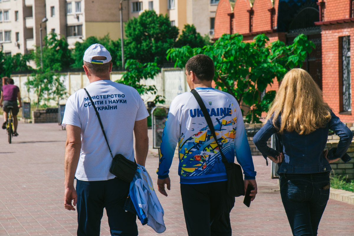 Довольные киевляне расходятся по своим делам Довольные киевляне расходятся по своим делам