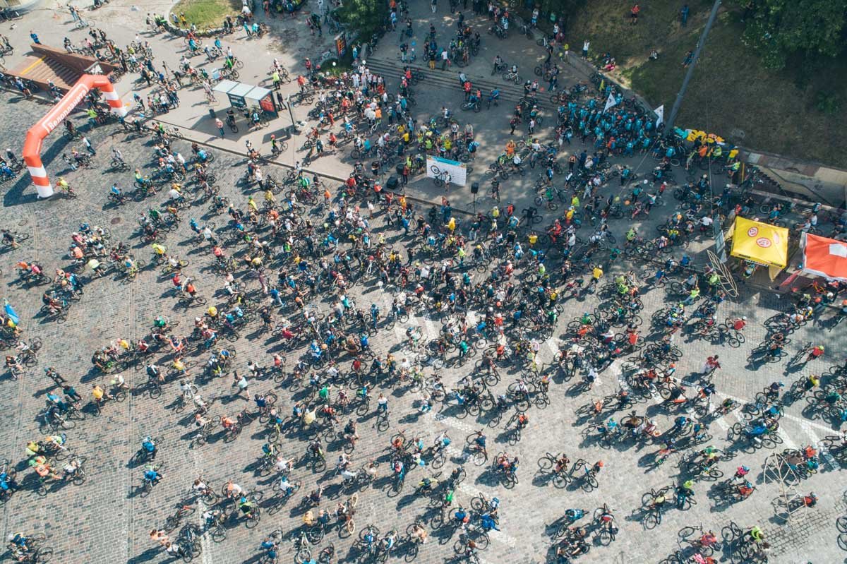 Информатор пролетел над толпой на квадрокоптере