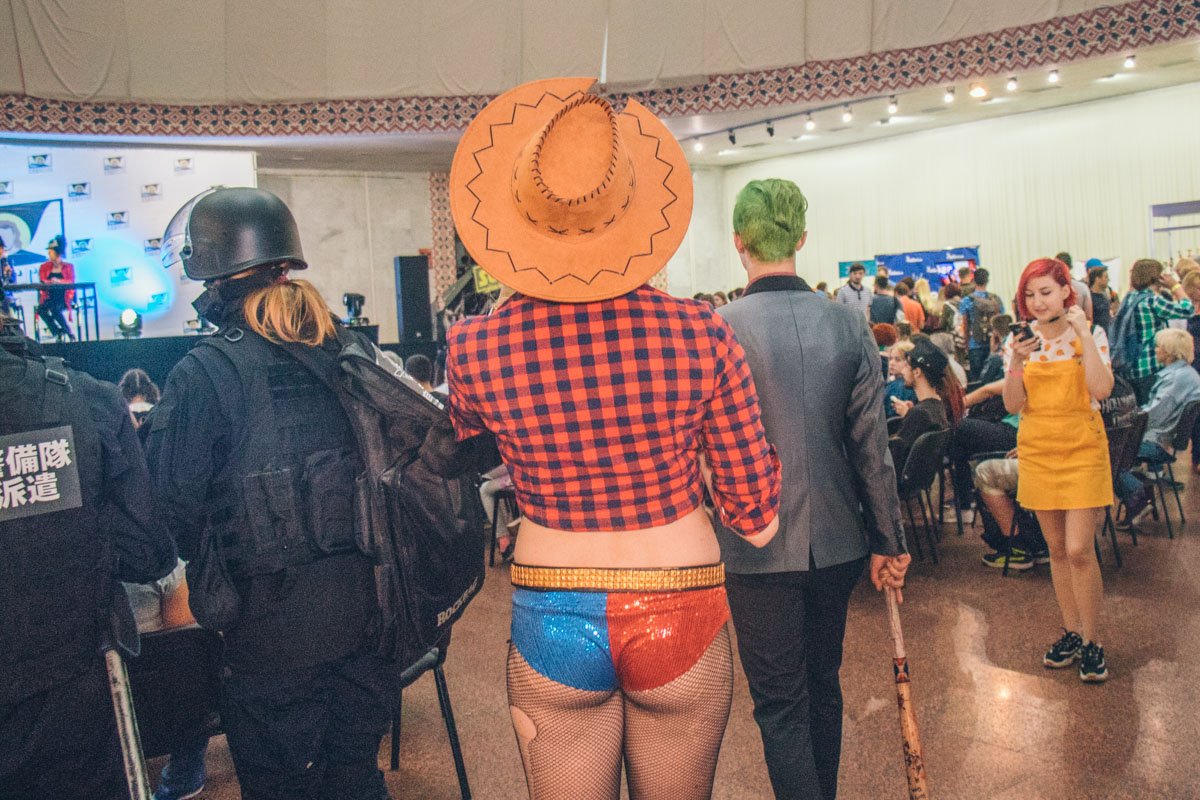 На фесте хватает поводов мужчинам посмущаться