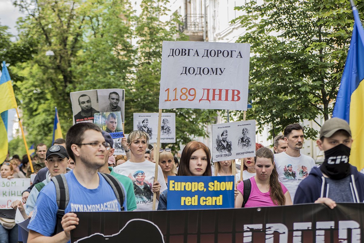 Сотни людей вышли на марш с требованием освободить политзаключенных Кремля