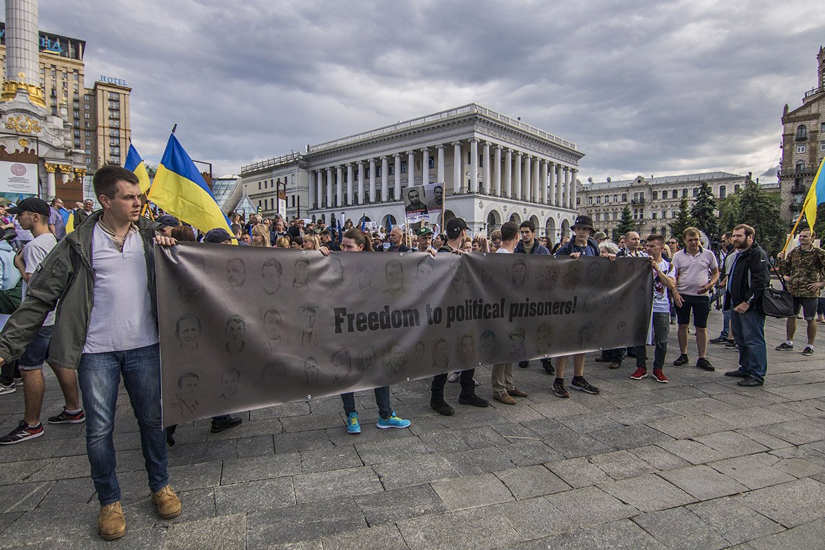 Около четырех сотен людей прошли по центру столицы