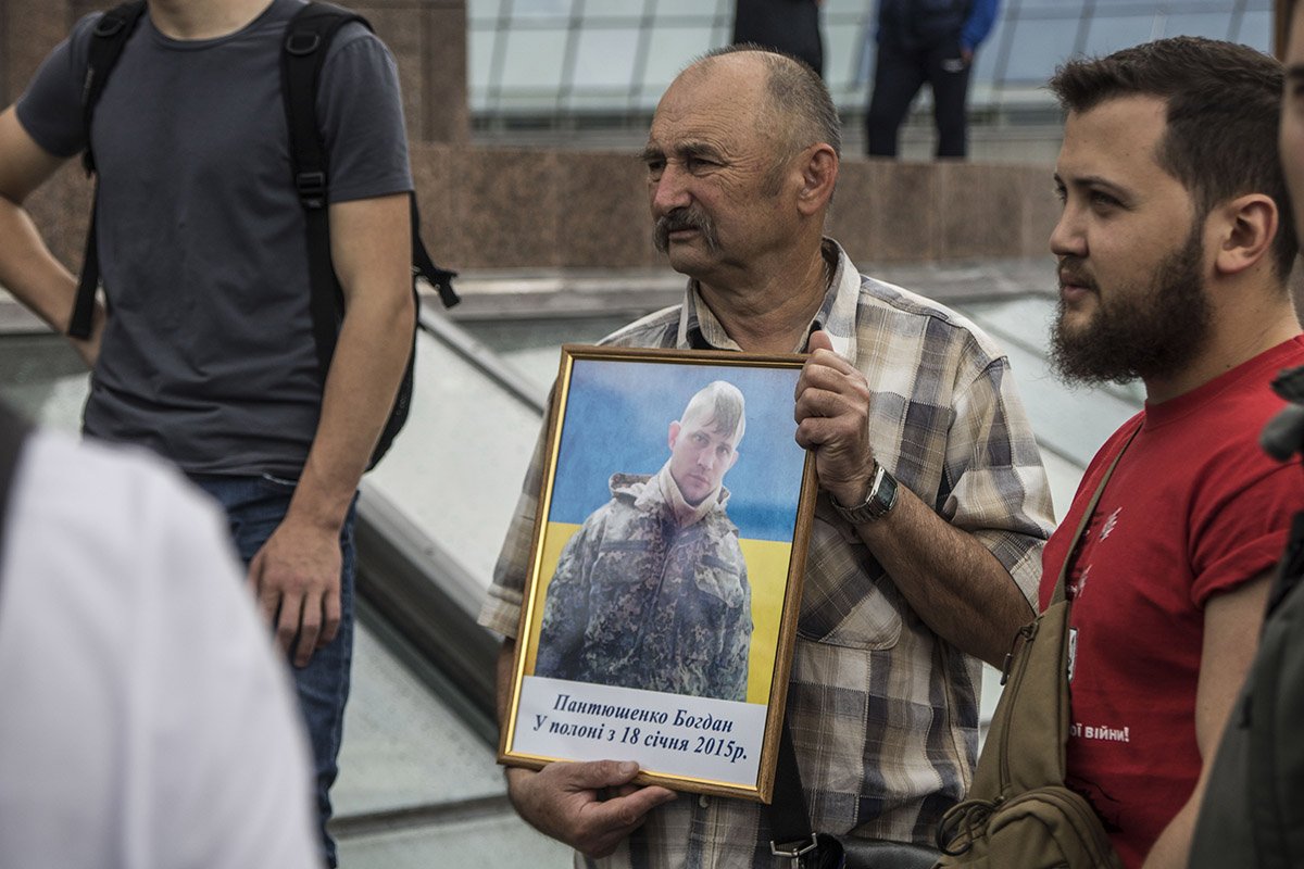 Они несли плакаты и транспаранты с надписями и фото политзаключенных