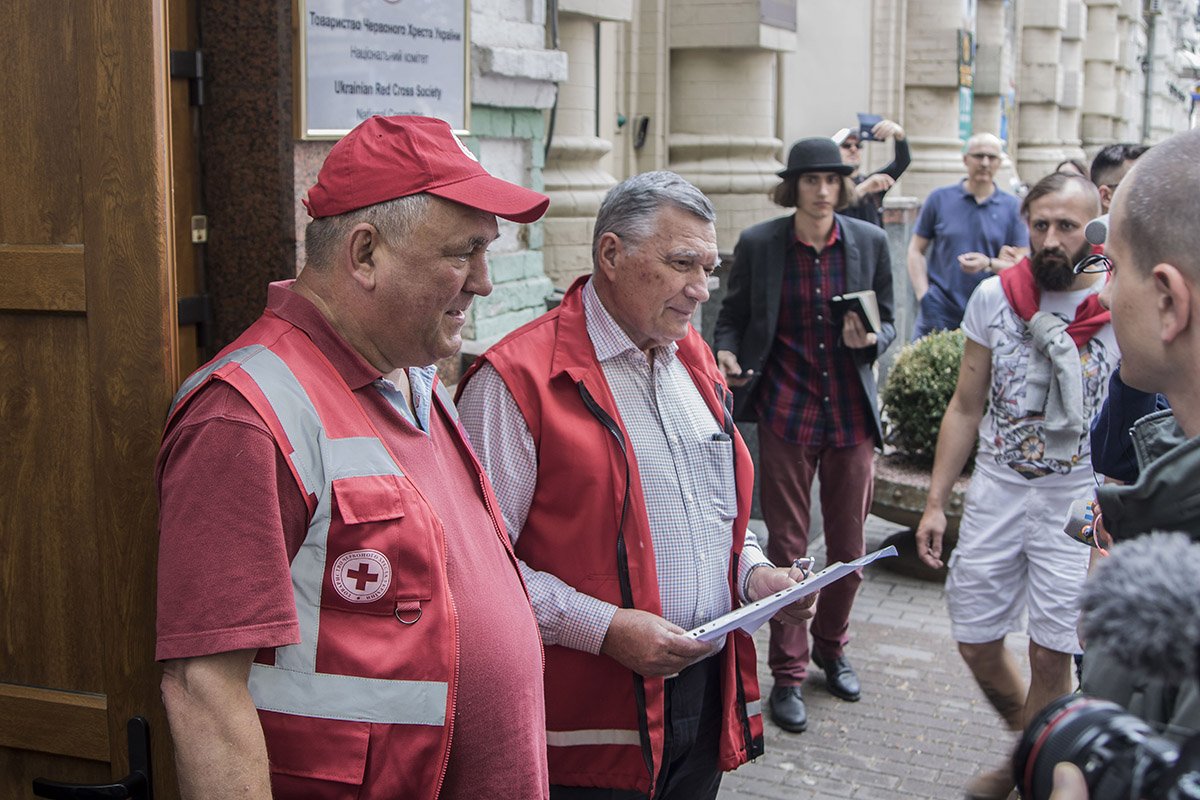 Шествие сопровождали правоохранители и медики