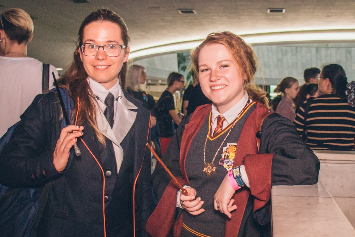 Гарри, а останьтесь после уроков-ка с нами. Надо поговорить! Гарри, а останьтесь после уроков-ка с нами. Надо поговорить!