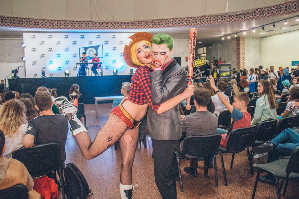 Бесстыжие Харли и Джокер не стеснялись никого рядом Бесстыжие Харли и Джокер не стеснялись никого рядом