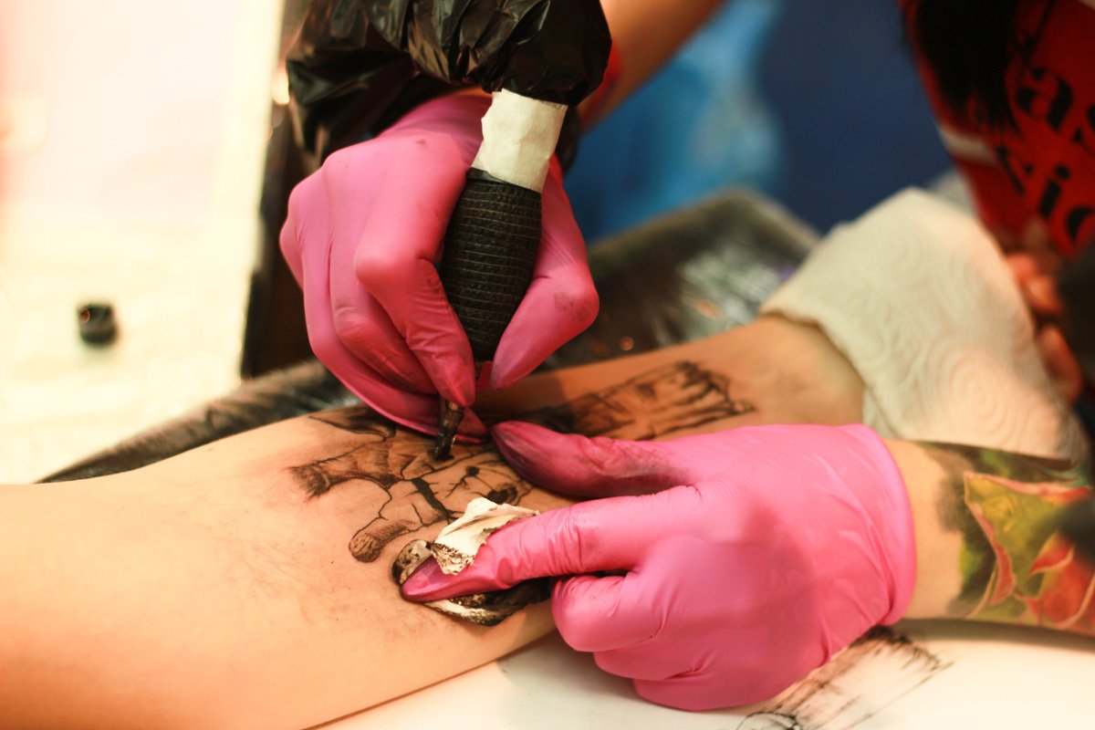 Как видите,картинка весьма эстетичная - крови нет. И совсем не больно