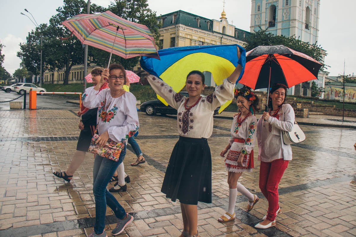 Погода немного подвела, но участники все равно прогулялись по столице Погода немного подвела, но участники все равно прогулялись по столице