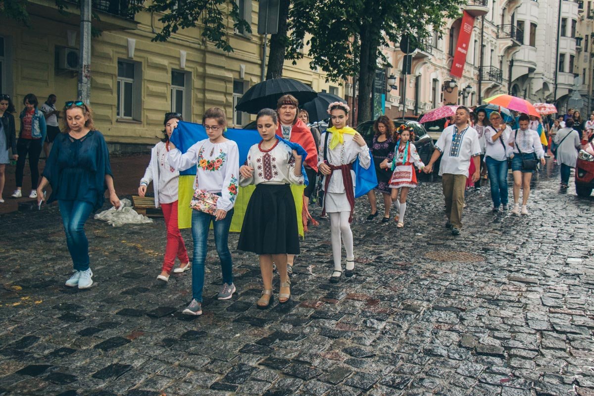 Оттуда они отправились вниз по Андреевскому спуску Оттуда они отправились вниз по Андреевскому спуску