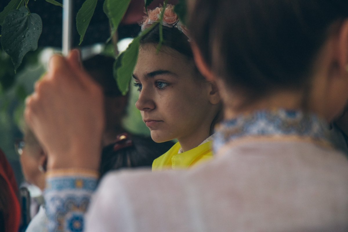 Многие пришли в красивых венках Многие пришли в красивых венках