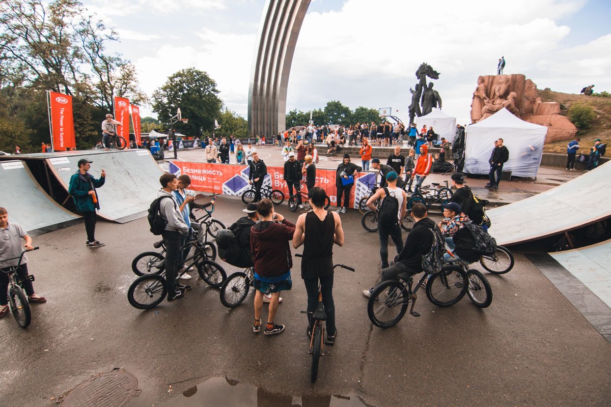 В Киеве под Аркой дружбы народов играют в баскетбол и ждут концерта Ярмака В Киеве под Аркой дружбы народов играют в баскетбол и ждут концерта Ярмака