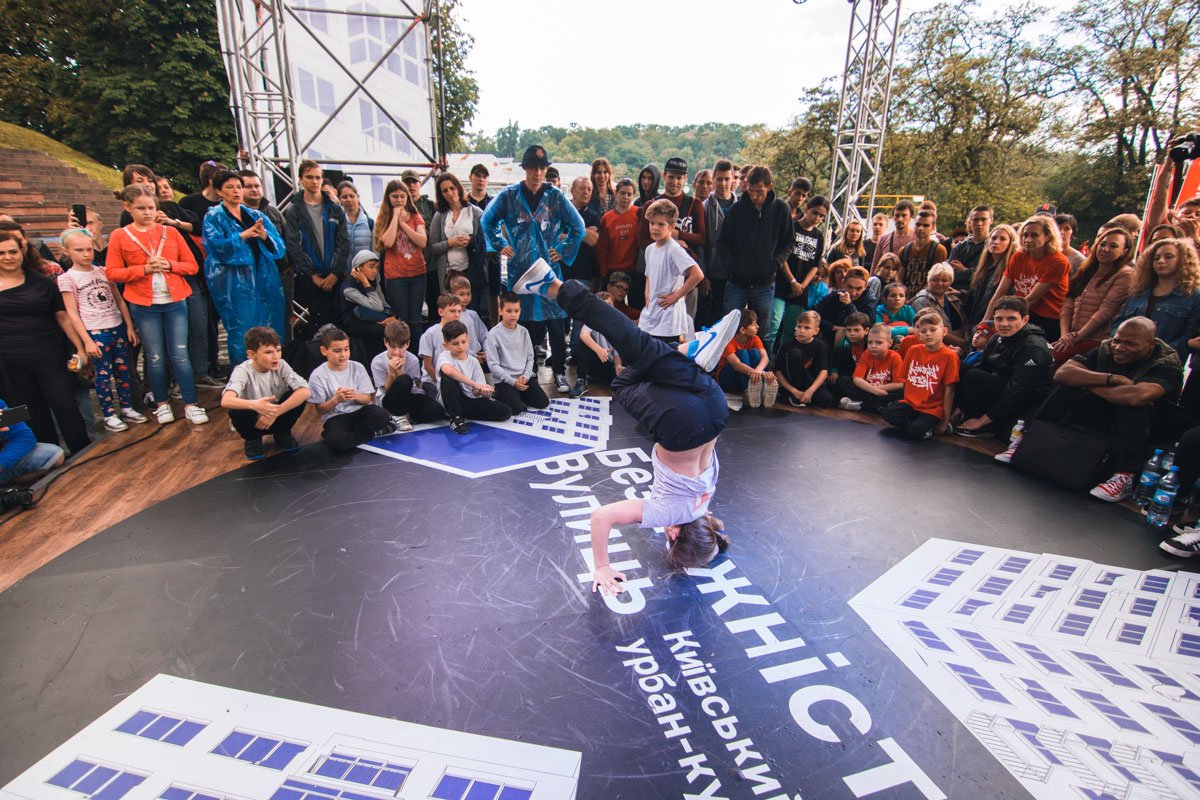 Участники танцуют брейк Участники танцуют брейк