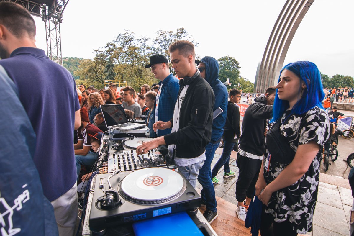 На месте установлен диджейский пульт На месте установлен диджейский пульт