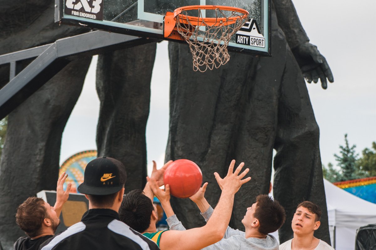 Ребята играют в баскетбол