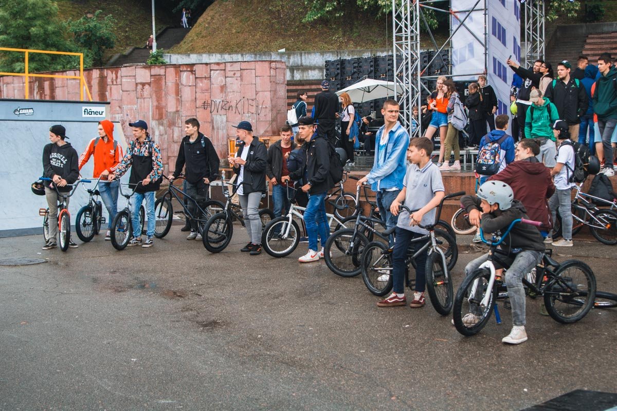 Велосипедисты тоже продолжили кататься, несмотря на дождь Велосипедисты тоже продолжили кататься, несмотря на дождь