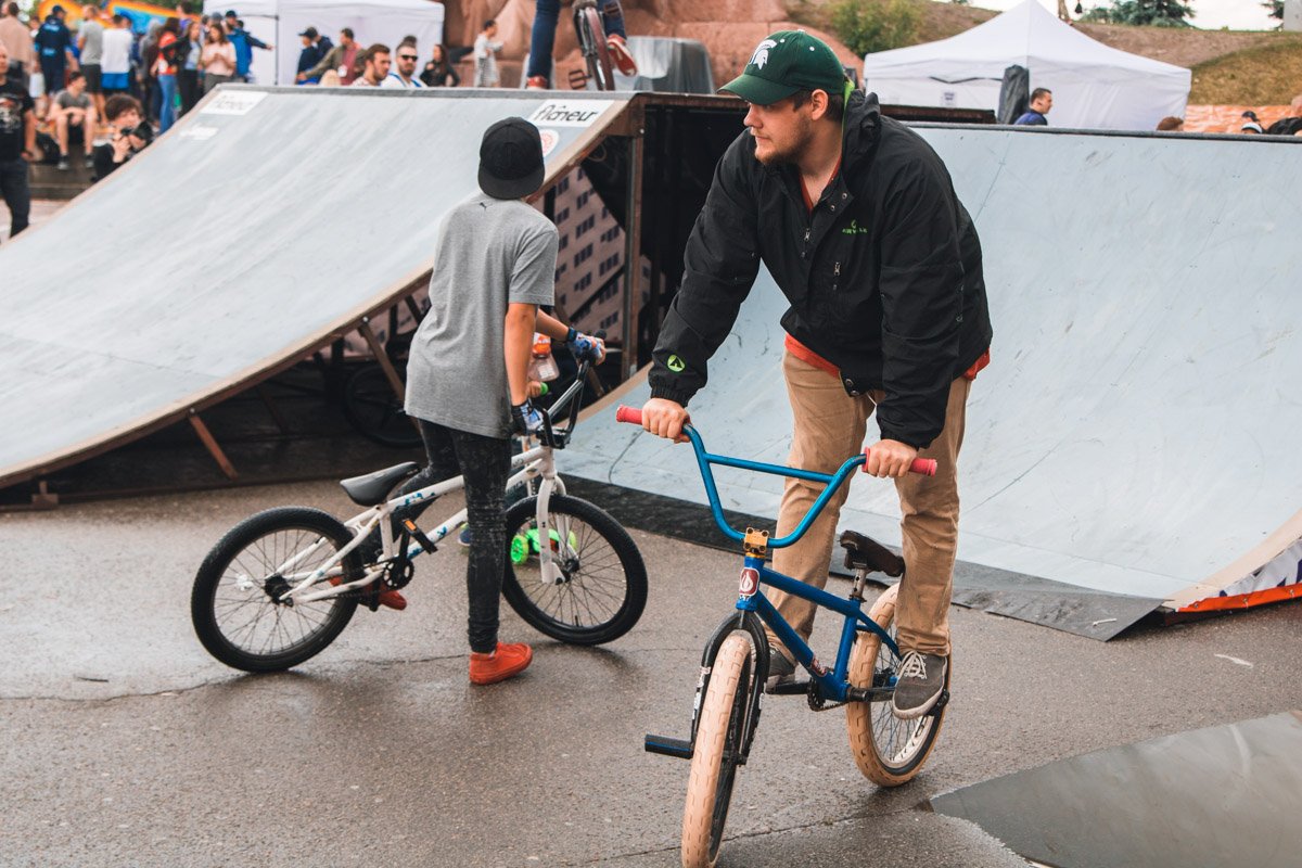 Под аркой установили рампу для экстремалов Под аркой установили рампу для экстремалов