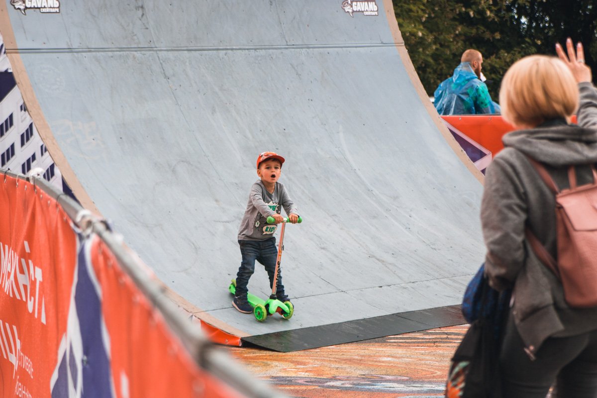 Самые маленькие участники феста катаются на самокатах Самые маленькие участники феста катаются на самокатахСамые маленькие участники феста катаются на самокатах