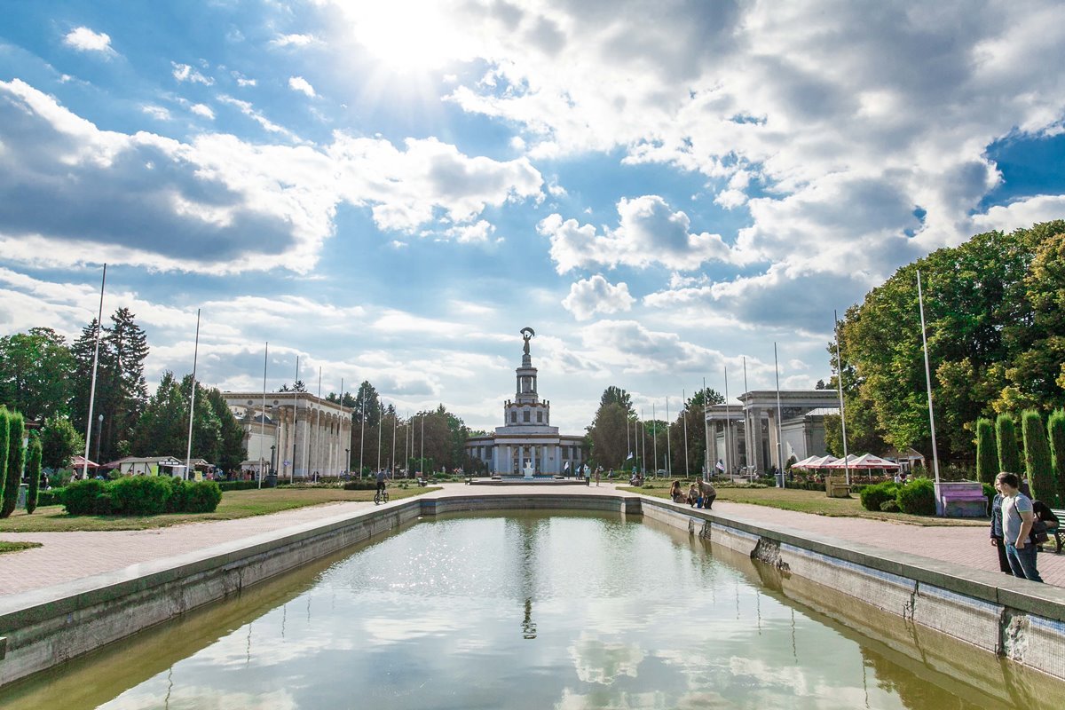 Лесопарк представляет собой большую зеленую зону с асфальтовыми дорожками
