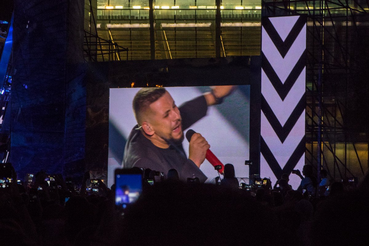 Зрители подпевали и плясали под сценой