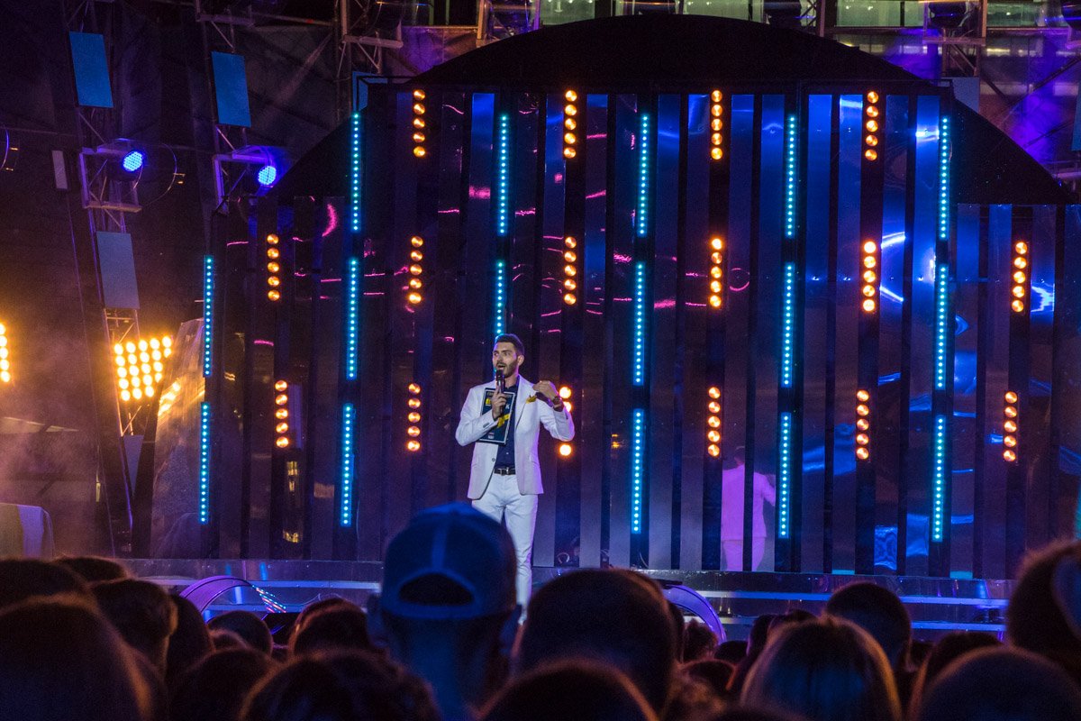 Зрители с удовольствием веселились - подпевали и танцевали