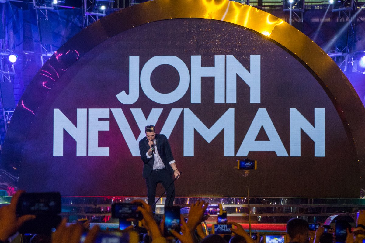 Тысячи людей пришли насладиться атмосферой, потому не всем хватило места под самой сценой