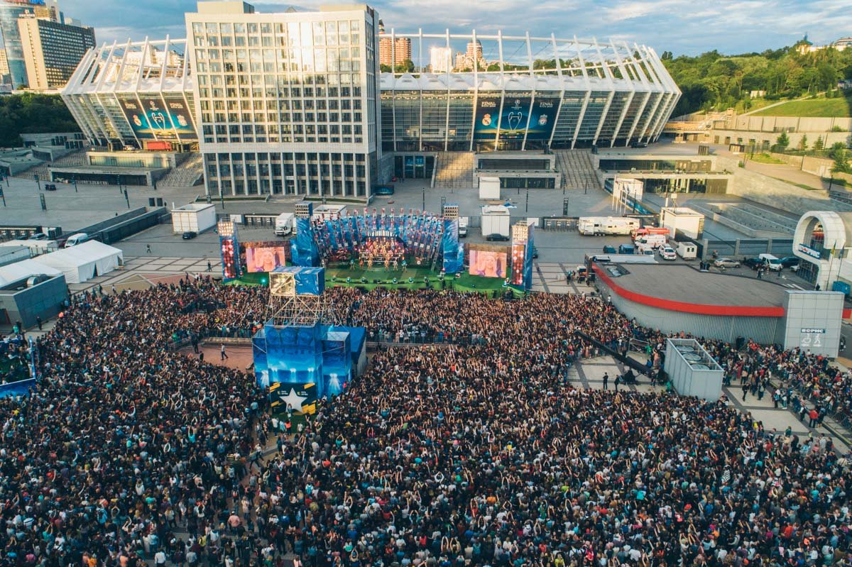 Народ занял территорию всей площади