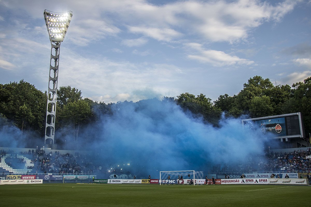 Отпраздновать игру болельщики решили ярким файер-шоу