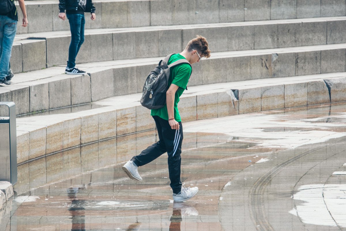 В белых кроссовках по лужам? Вызов принят! В белых кроссовках по лужам? Вызов принят!