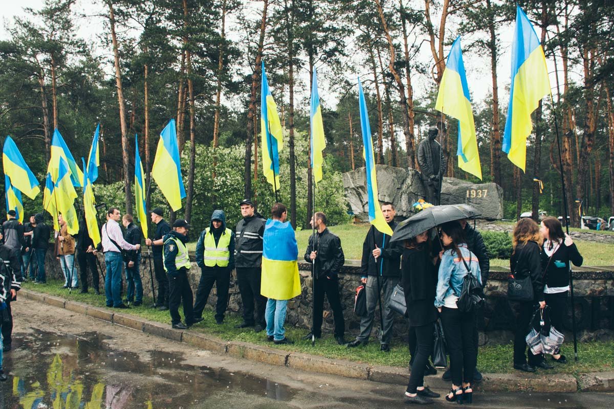 Украинцы пришли почтить память жертв политических репрессий в Национальный историко-мемориальный заповедник "Быковнянские могилы" Украинцы пришли почтить память жертв политических репрессий в Национальный историко-мемориальный заповедник "Быковнянские могилы"