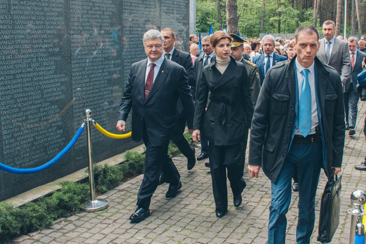 Также цветы к памятникам возложили Президент Украины с женой Также цветы к памятникам возложили Президент Украины с женой