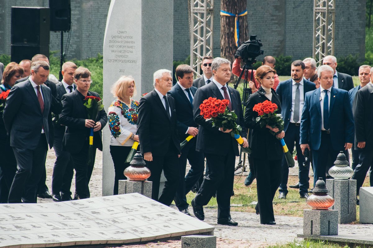 Позже все склонили головы на минуте молчания Позже все склонили головы на минуте молчания