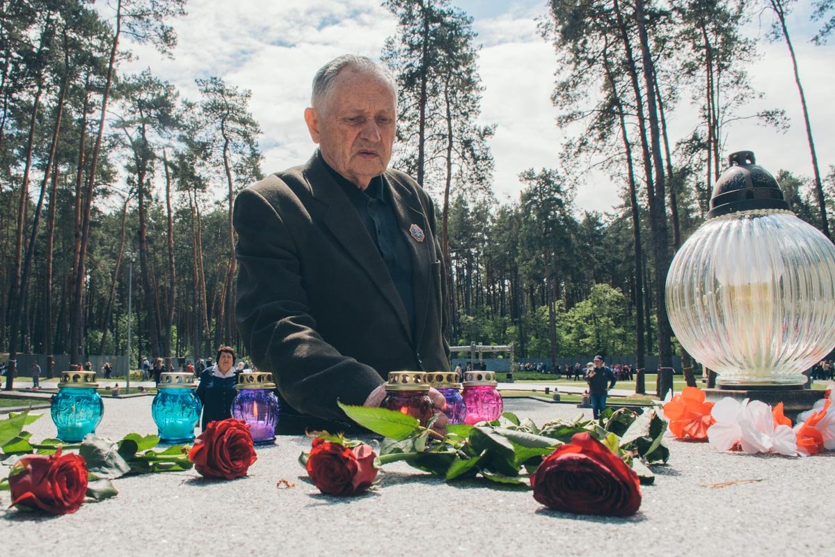 После первых лиц возле памятников с цветами почтили память жертв и простые граждане После первых лиц возле памятников с цветами почтили память жертв и простые граждане