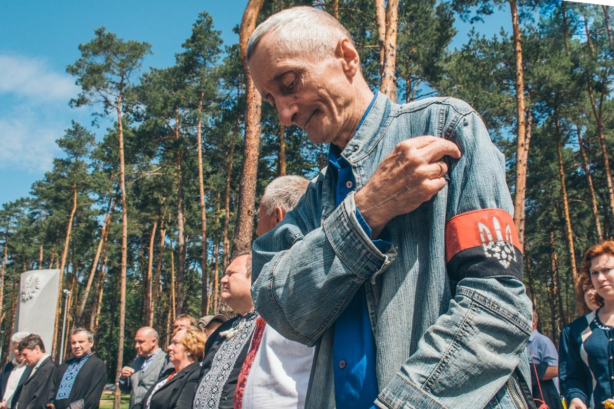 Некоторые подходили к монументам со слезами на глазах Некоторые подходили к монументам со слезами на глазах