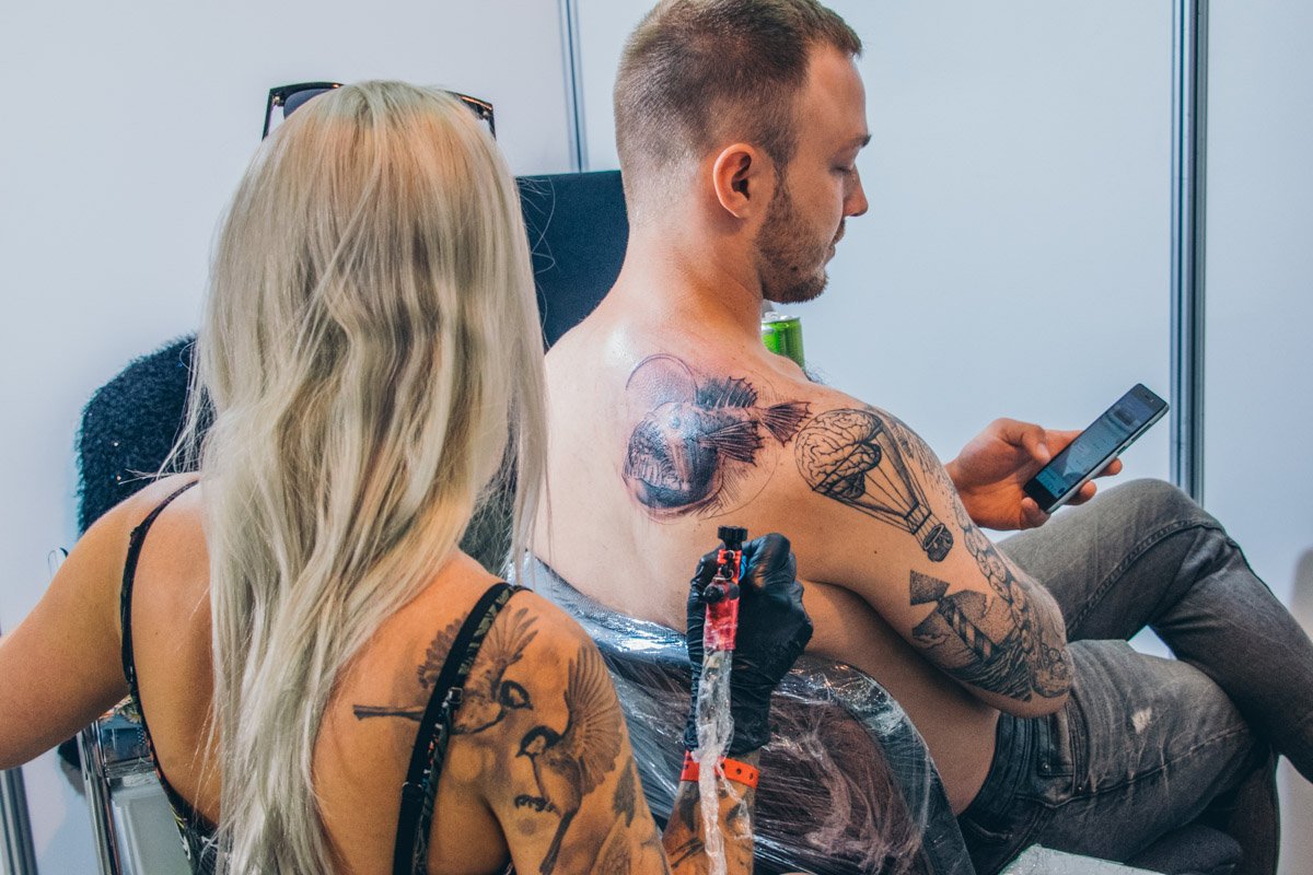 Одноразовые перчатки, иглы. Все стерильно Одноразовые перчатки, иглы. Все стерильно