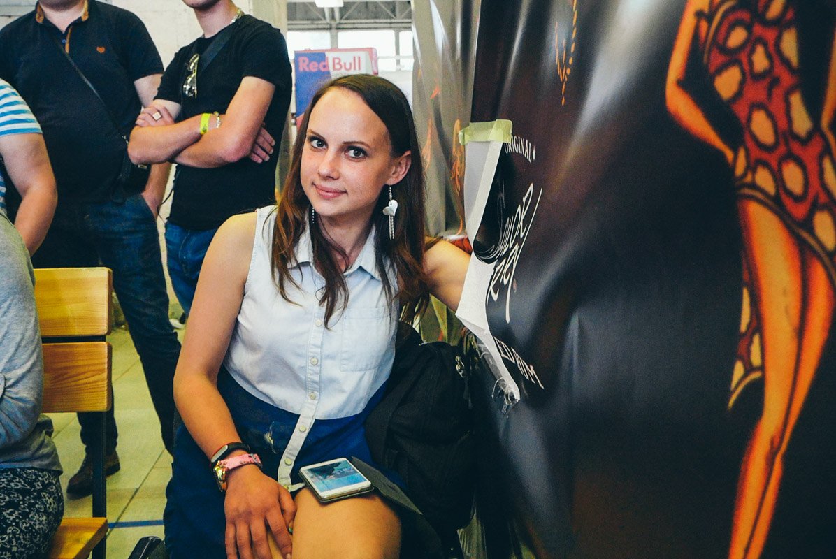 Вот так выглядит куб в зоне бесплатных татуировок. А девушка очень смелая! Вот так выглядит куб в зоне бесплатных татуировок. А девушка очень смелая!