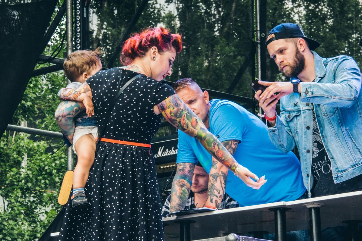 Судьи оценивают мастерство тату-художника Судьи оценивают мастерство тату-художника