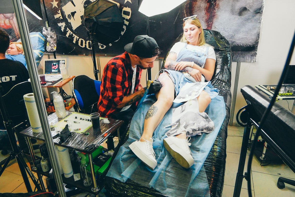 В павильоне 19 на ВДНХ татухи бились без остановки В павильоне 19 на ВДНХ татухи бились без остановки