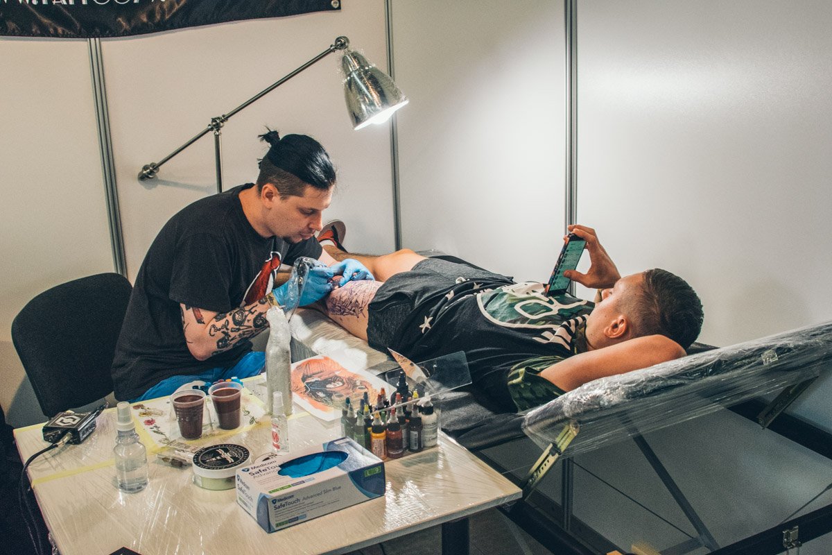 Парень явно привык к боли, невозмутимо коротает время Парень явно привык к боли, невозмутимо коротает время