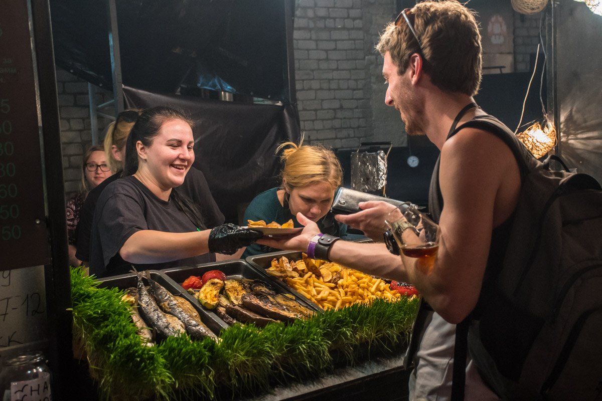 К хмельному напитку подготовили и множество закусок