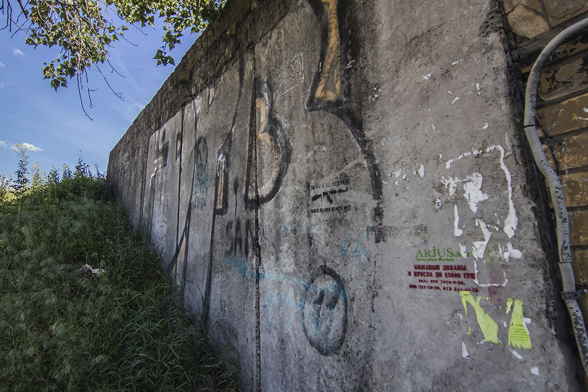 Со стен и сверху падает штукатурка, а стены расписаны граффити и нецензурными словами