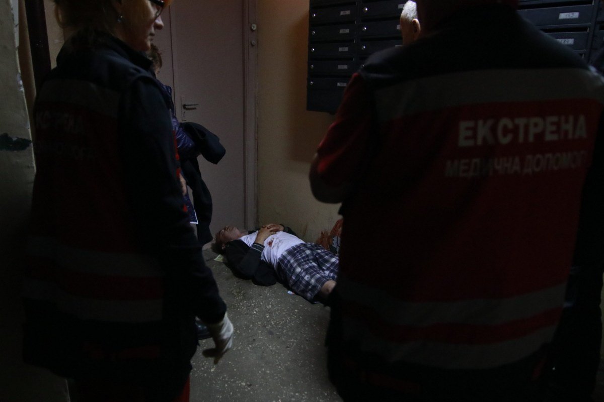 Пострадавшего обнаружила его мать на первом этаже подъезда