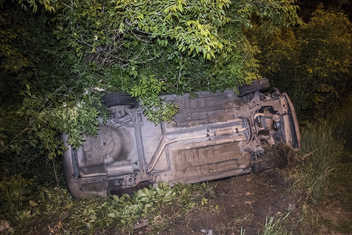 Chevrolet пытался уйти от столкновения, а оказался в кювете