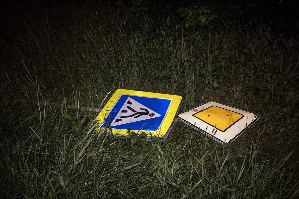 Во время опасного маневра автомобиль снес дорожный знак