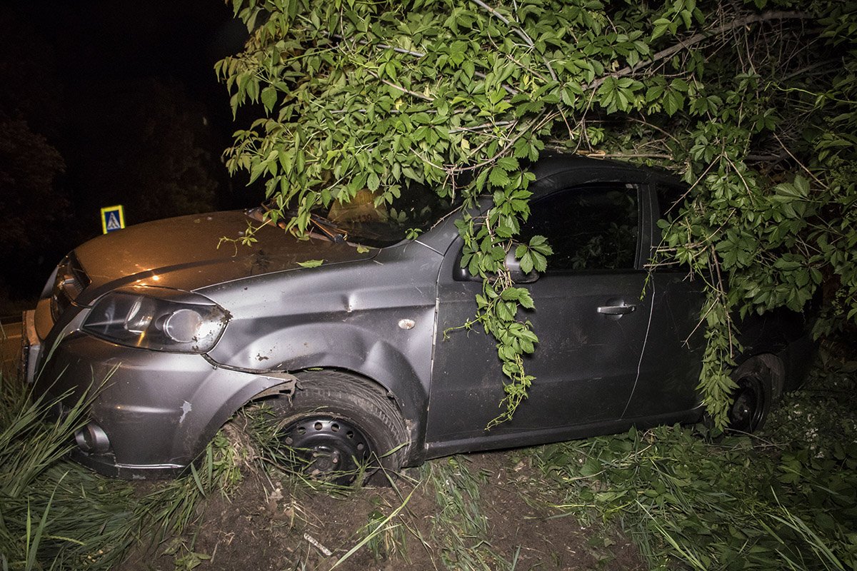 Перевернутую машину поставили на колеса